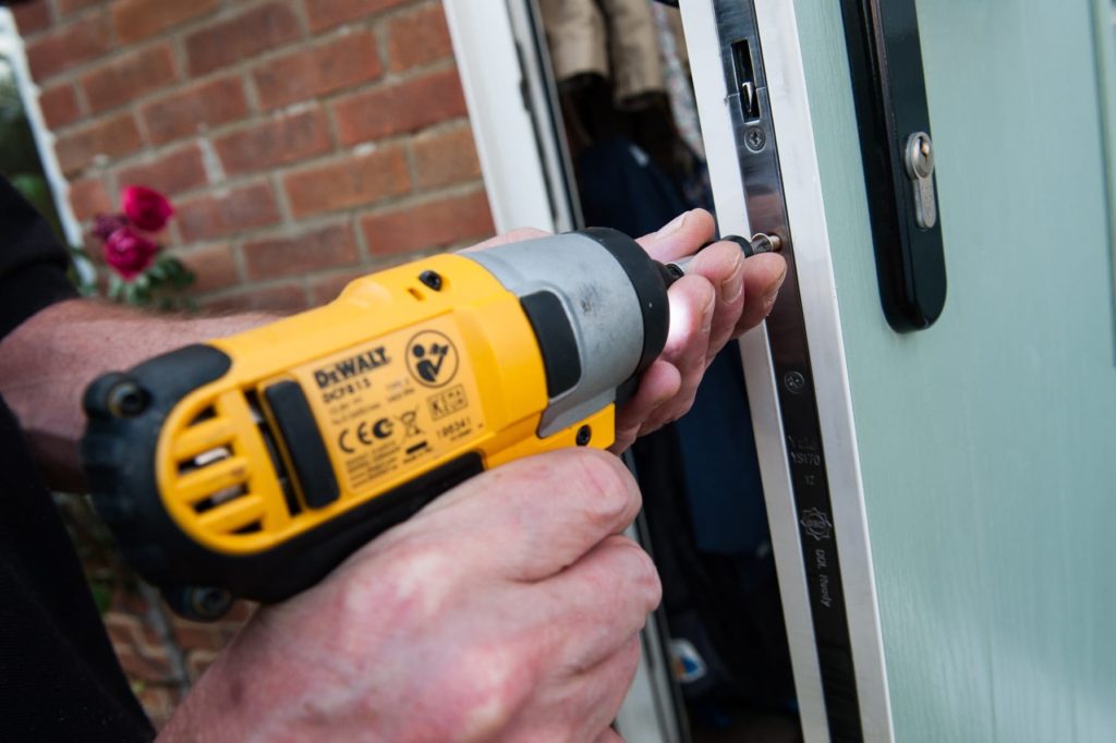 Установка замков входных дверей с выездом в Гусе Хрустальном